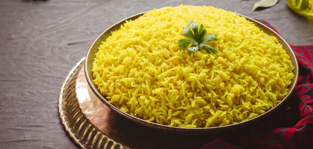 يفضل خلط القليل من الزيت مع الزبدة بكيمة وفيرة مناسبة لكمية الأرز