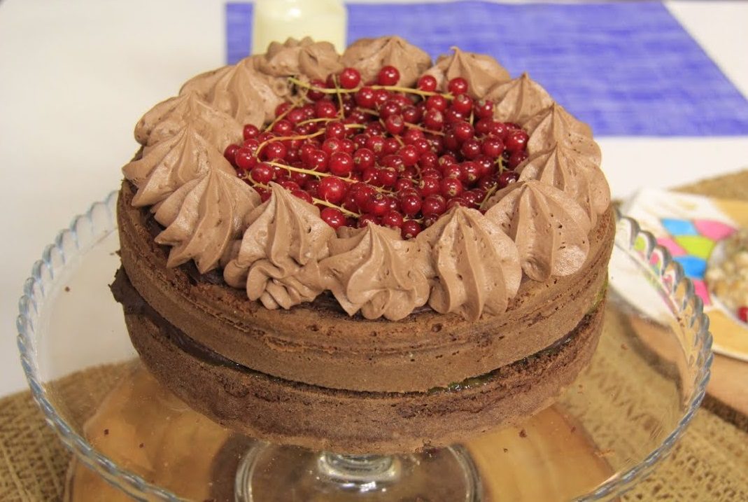 كيكة الشيكولاتة ومربي المشمش