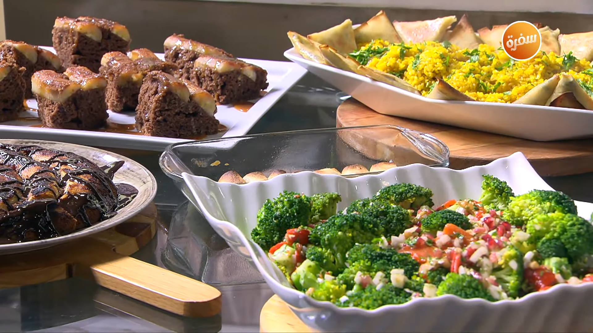 لحمة بنكهة الشوي - سلطة بروكلي - كيكة الموز المكرمل السريعة