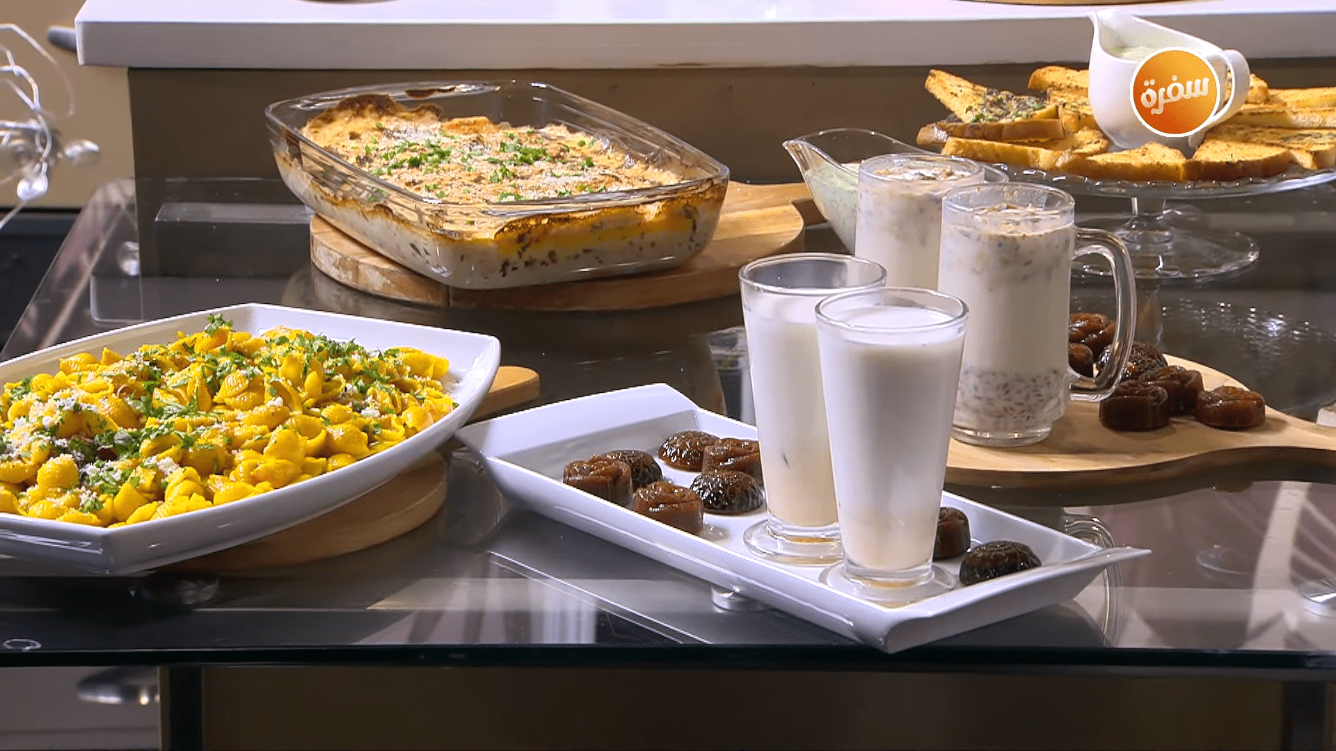 لسان عصفور بالسحلب - قالب الكابوريا الكريمي - خبز محمص مع صوص الثوم