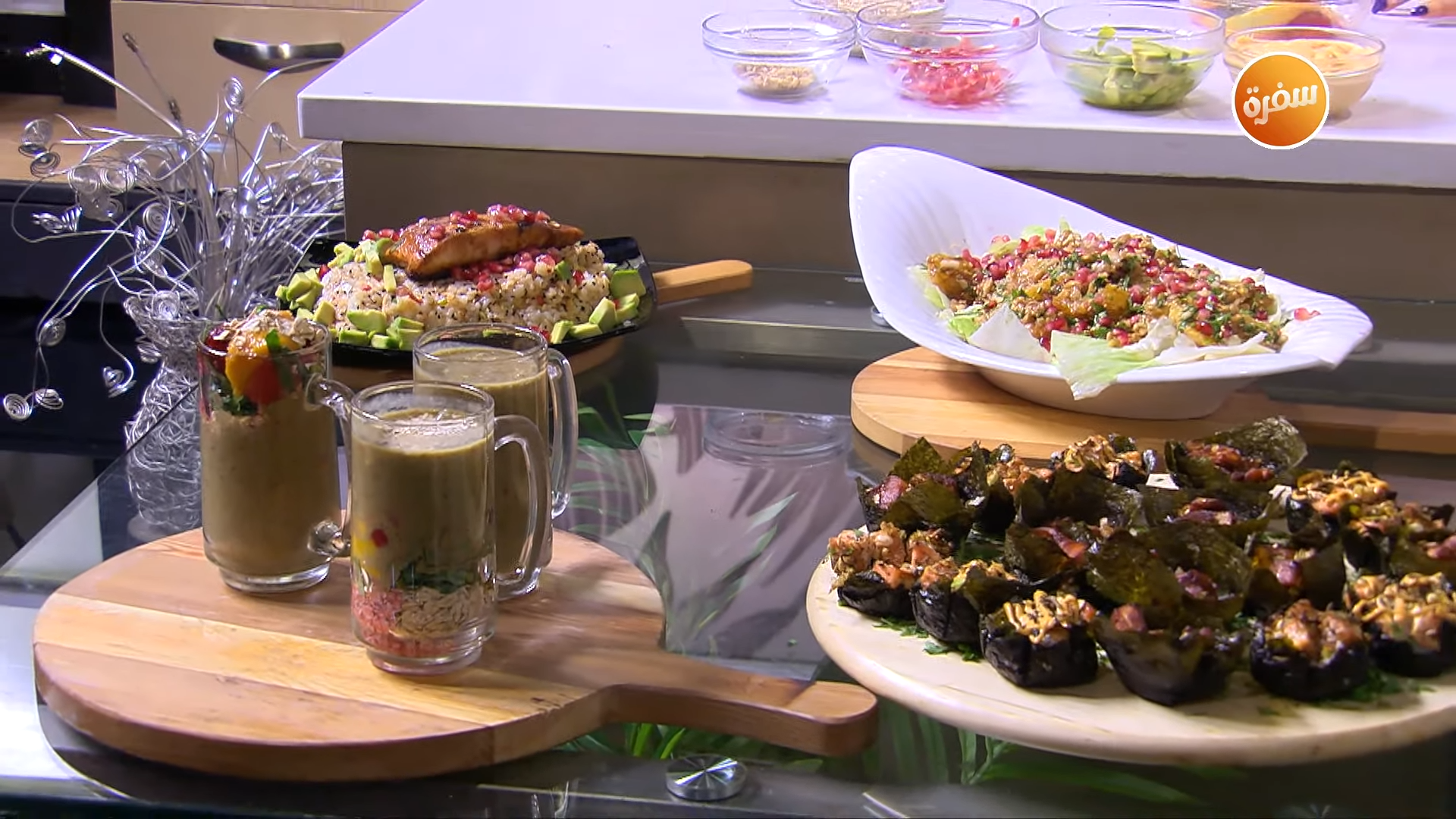 مافن السلمون الحار - سموذي الفراولة والمانجو - سلطة رمان بالبرتقال