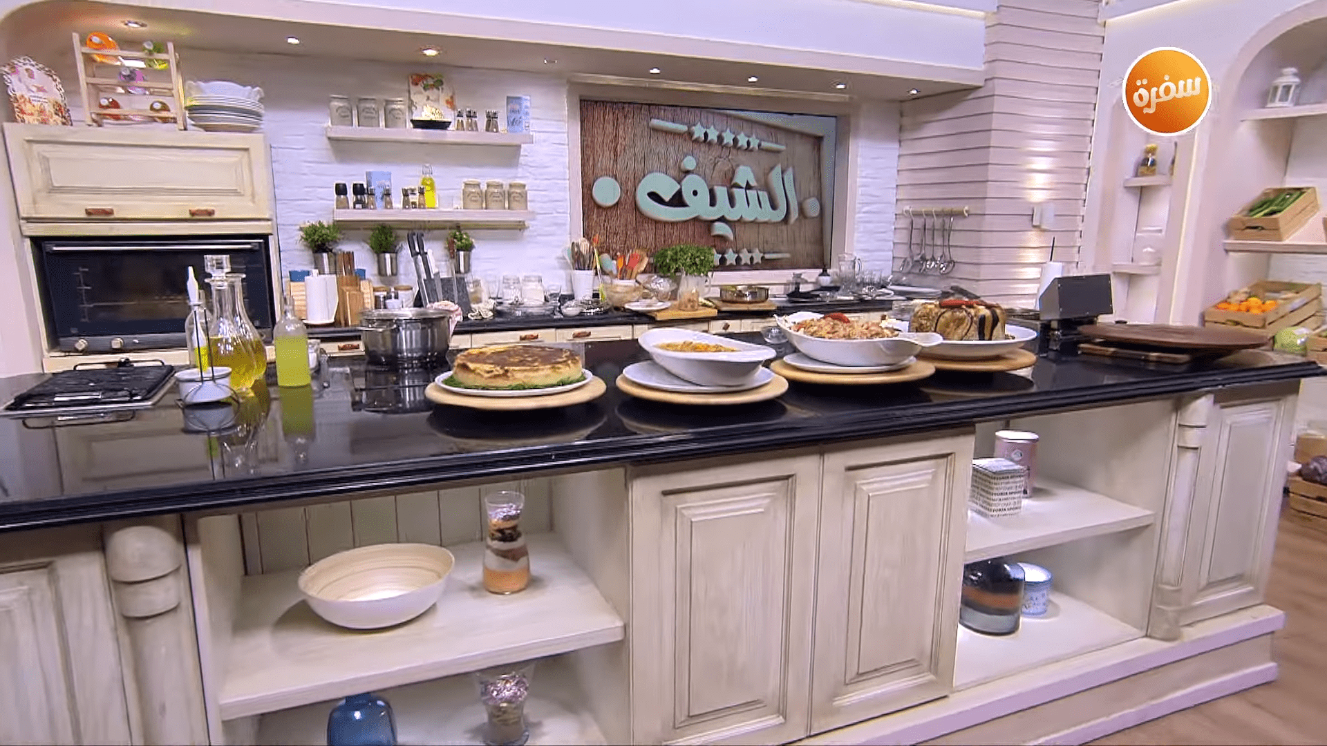 مقلوبة الفول - فطيرة الصيادين - دجاج بالبهارات الهندي - سلطة البصل المشوي