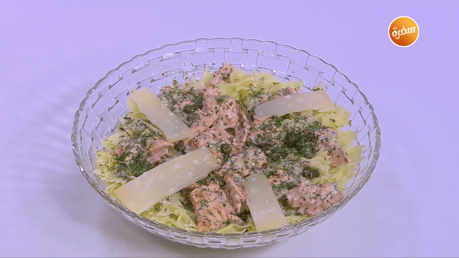 مكرونة فيونكات بكريمة السلمون