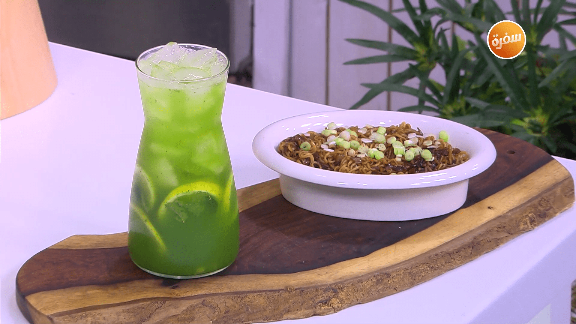 نودلز بالبصل - عصير ليمون بالنعناع والريحان