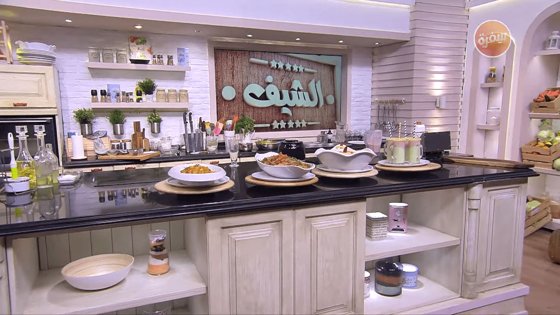 نودلز بالدجاج - سلطة البطاطس الحارة - دجاج سويت أند ساور