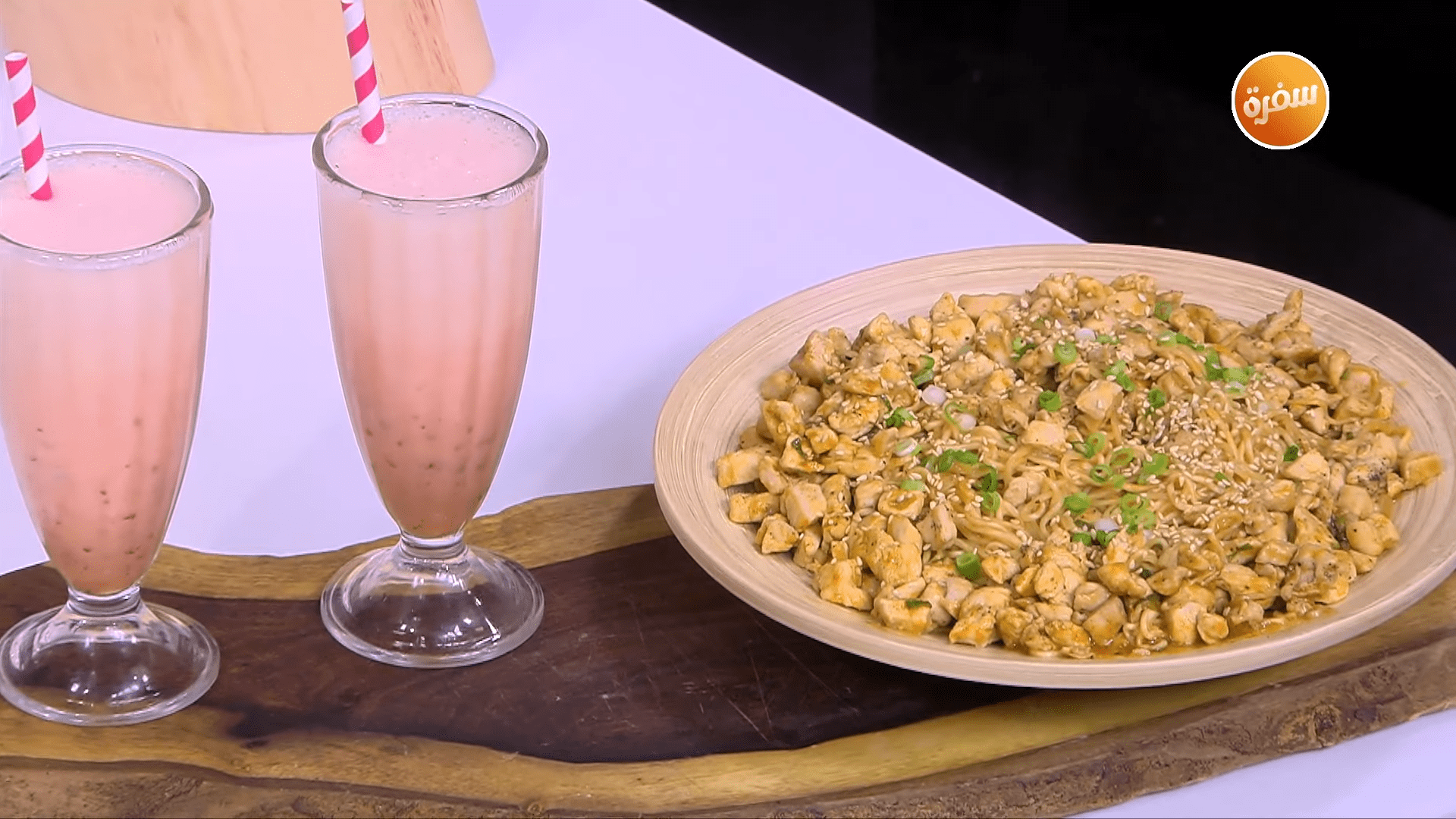 نودلز سويت شيلي بالدجاج - عصير برقوق بالبرتقال