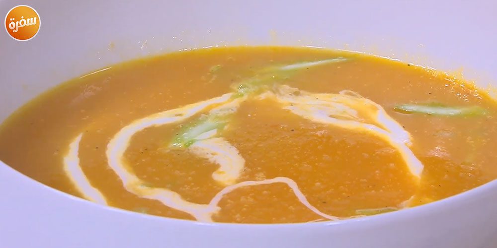 شوربة كريمة الطماطم بالكرفس
