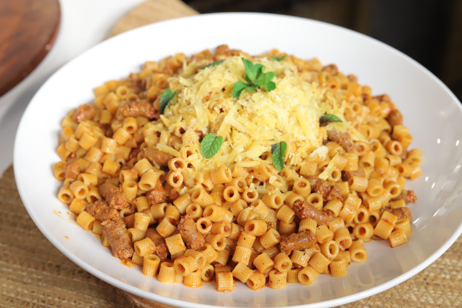 مكرونة حارة بالسجق في حلة واحدة