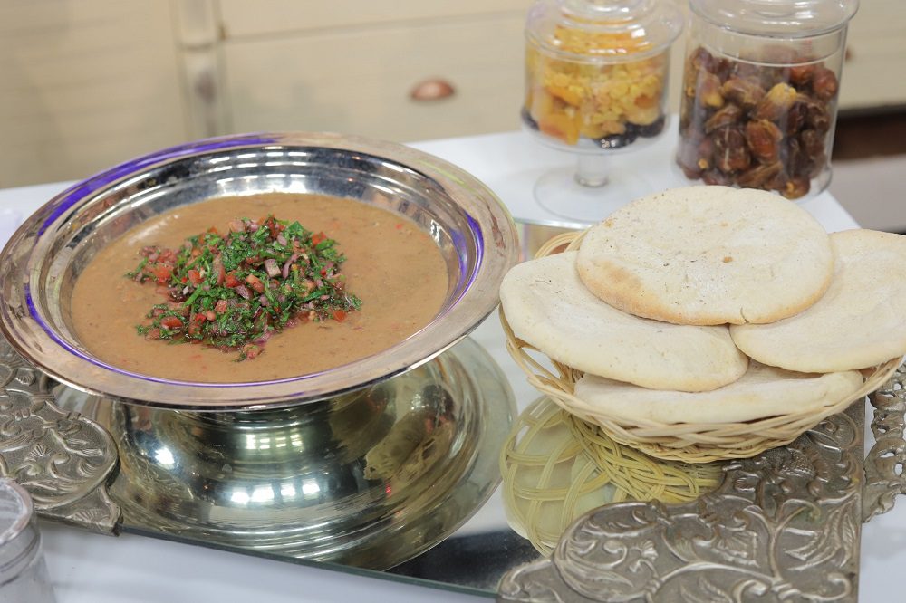 فول مدمس بالسلطة - قطايف بحشوة التمر