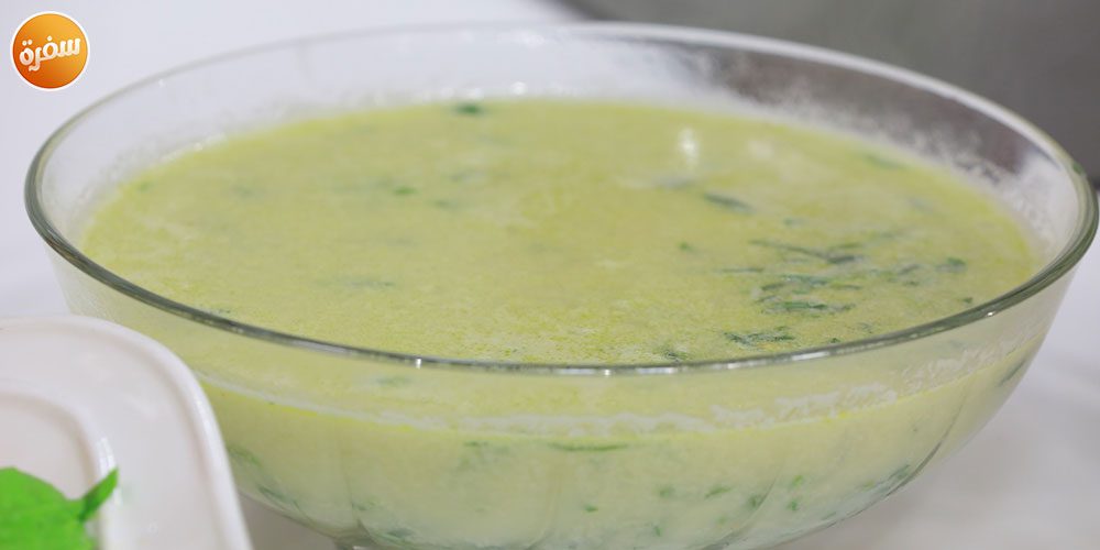 شوربة كريمة السبانخ بالدجاج