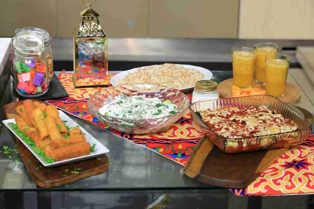 كفتة اللحم بالباذنجان - سلطة الخيار الكريمي - رول التوست المقلي بالدجاج