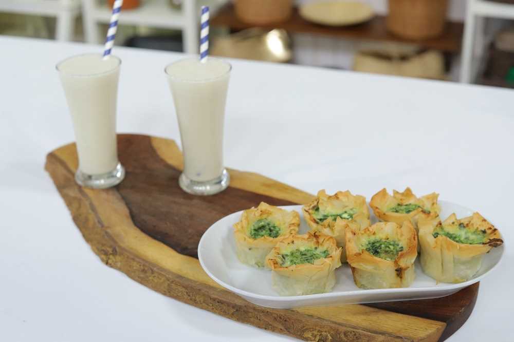 أكواب الجلاش بالجبنة والسبانخ - موز بلبن جوز الهند