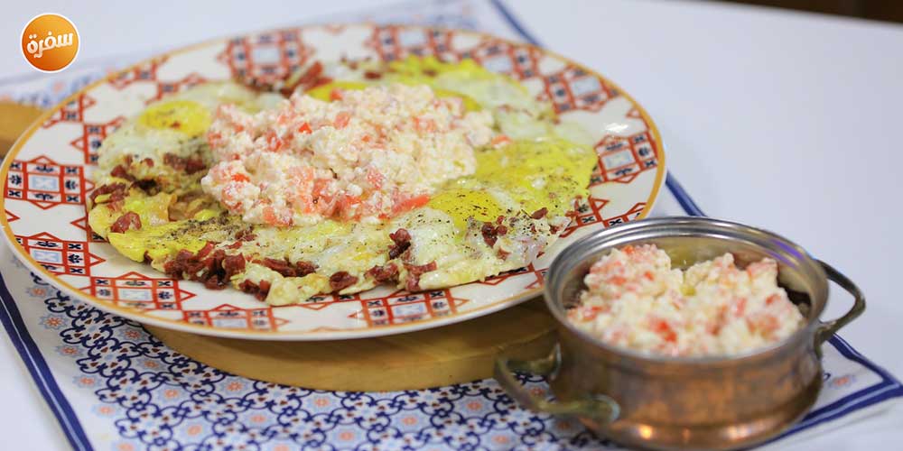 بيض بالبسطرمة والجبنة الفيتا