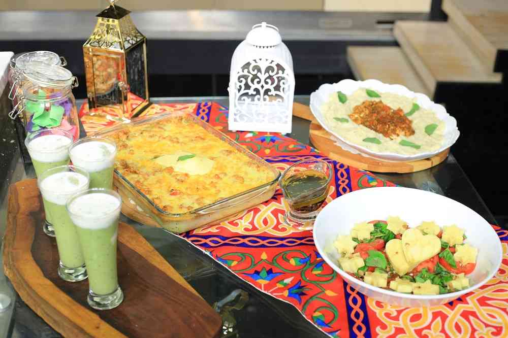 سلطة الموتزاريلا والطماطم - طاجن دجاج بالبطاطس - كوكتيل كيوي وأفوكادو