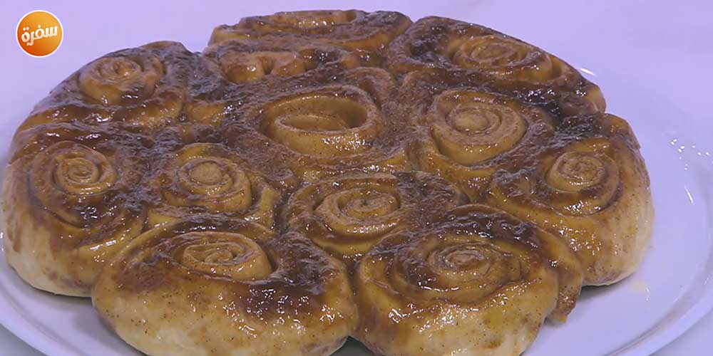 سينامون رول بسائل الجبنة أو الزبادي