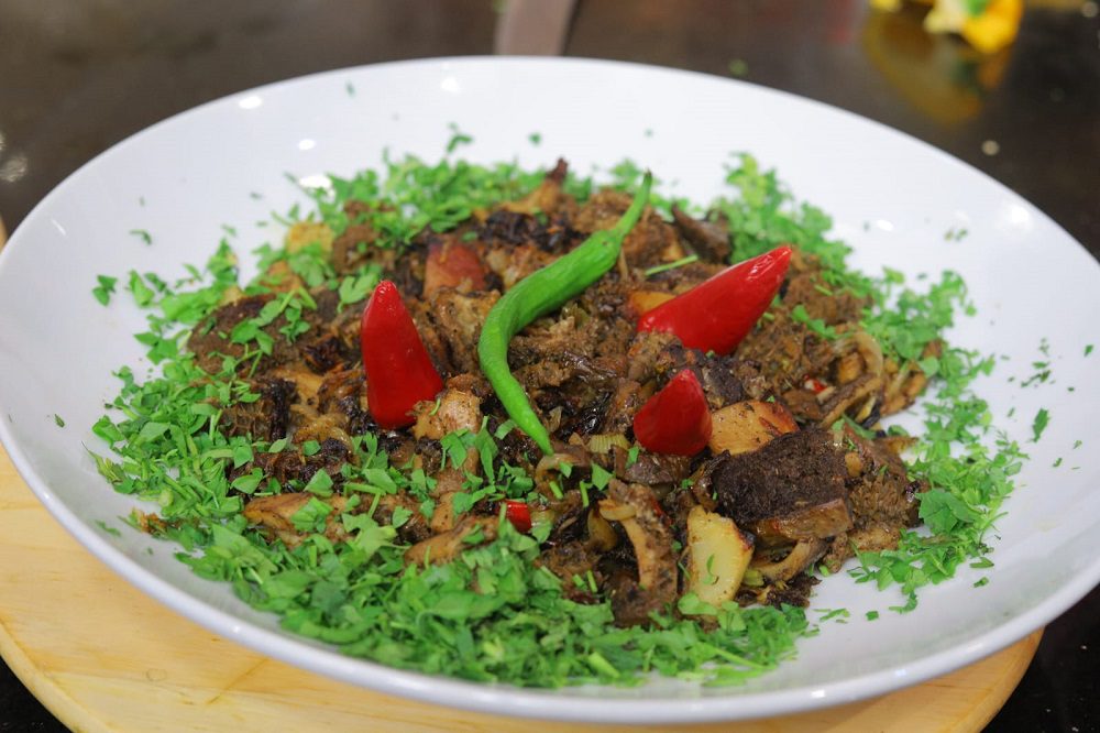 فشة وكرشة محمرين