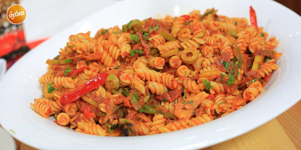 مكرونة بالبسطرمة والزيتون