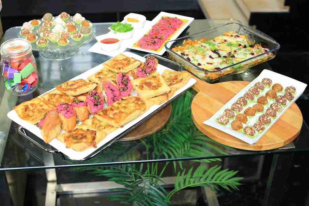 باف بيستري بالتونة - سلطة جبنة بالبنجر - كرات التمر بالمكسرات