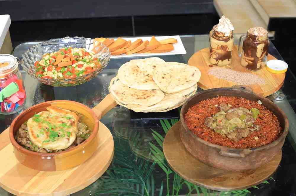 طاجن لسان عصفور بالكبد والقوانص - فاصولياء بالثوم والطماطم الشيري