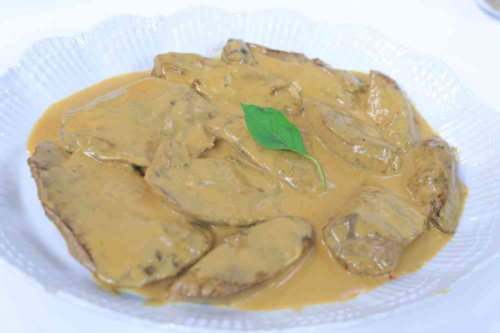 شرائح كبدة ضاني بصوص الليمون والريحان