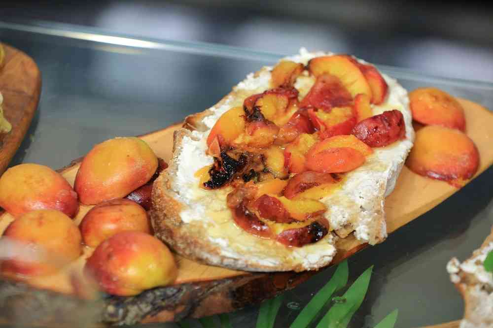 بروسكيتا الخوخ المكرمل باللبنة