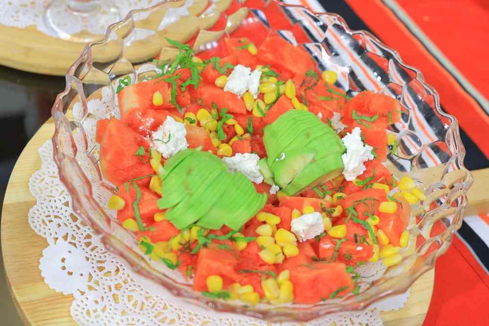 سلطة بطيخ بالذرة والأفوكادو