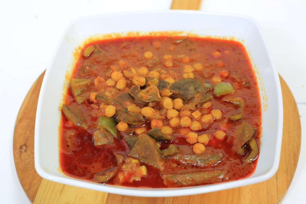 فشة محمرة بالصلصة والحمص