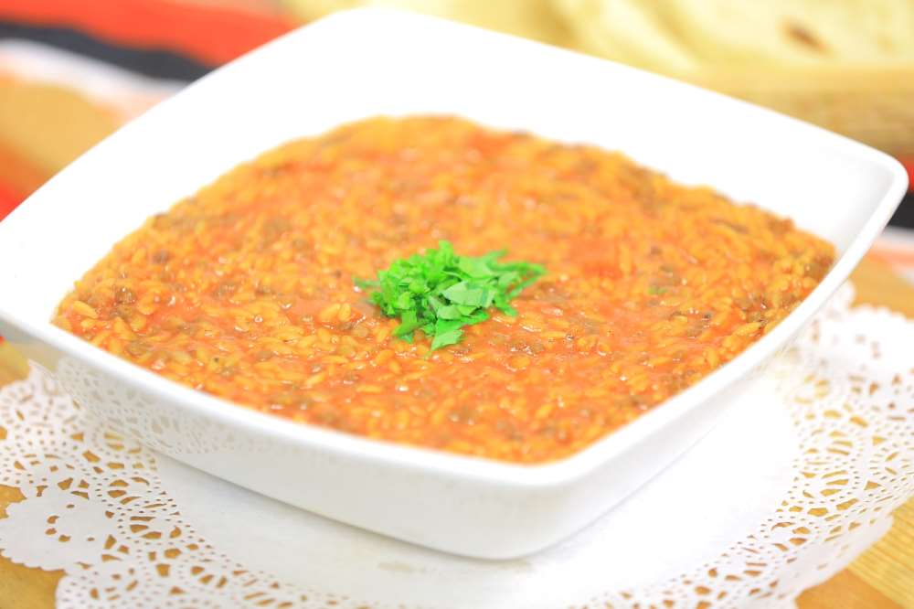 لسان عصفور بالعدس