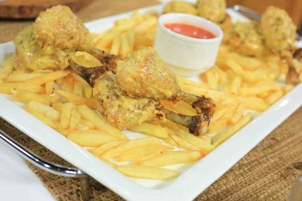 دبابيس دجاج بصلصة البارميزان