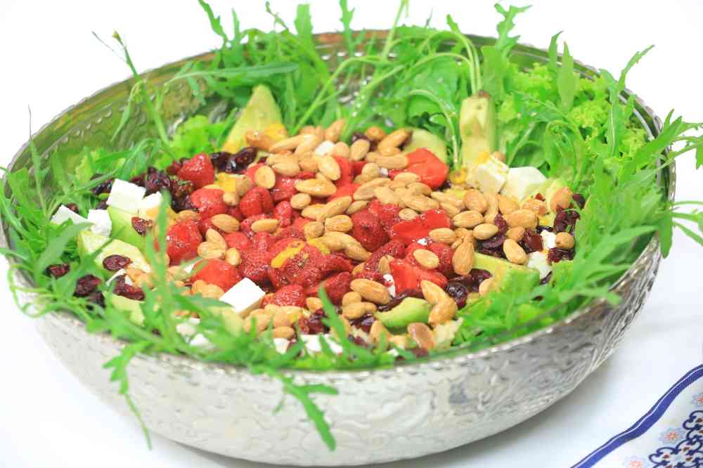 سلطة بالفراولة