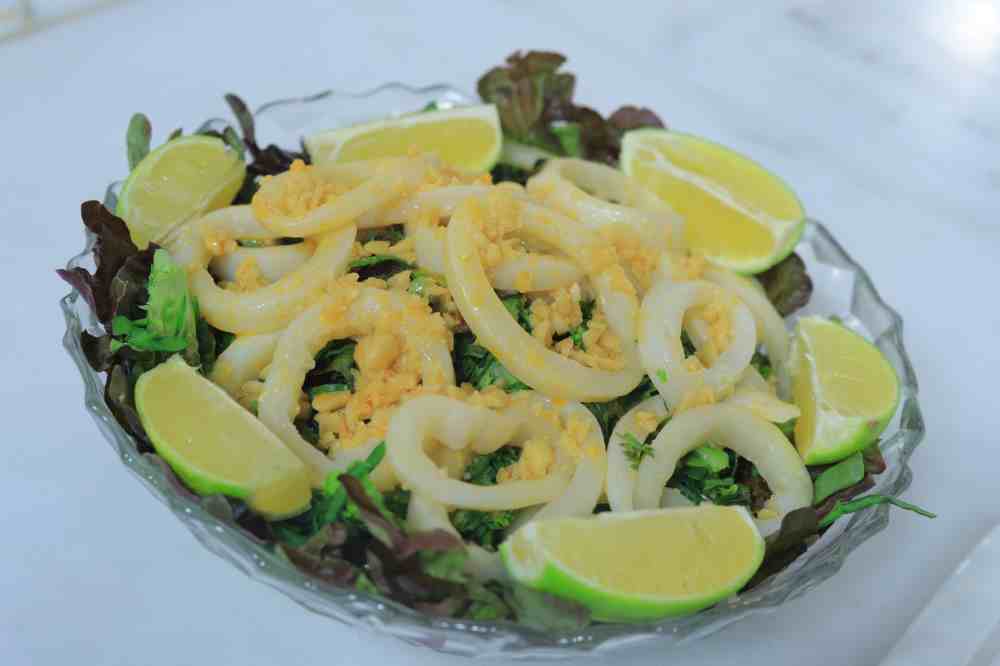 سلطة كاليماري بالسبانخ