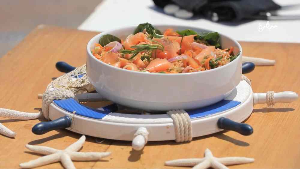 سلطة لسان العصفور بالسلمون المدخن