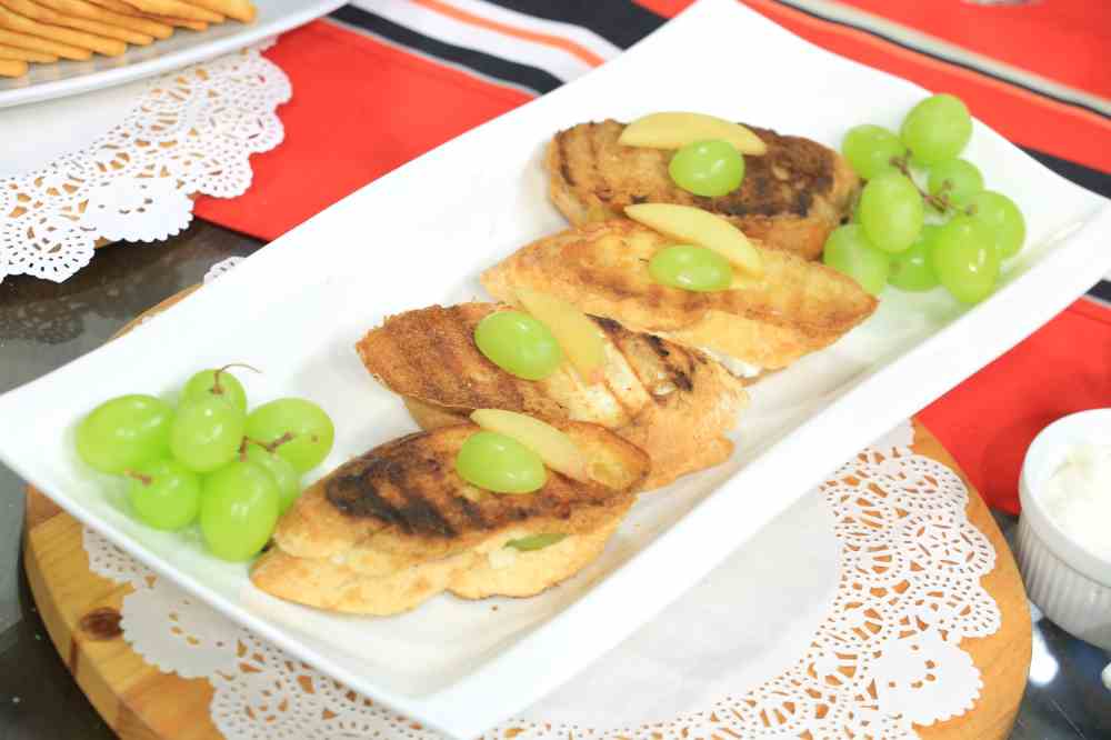 سندوتش جبنة بالخوخ