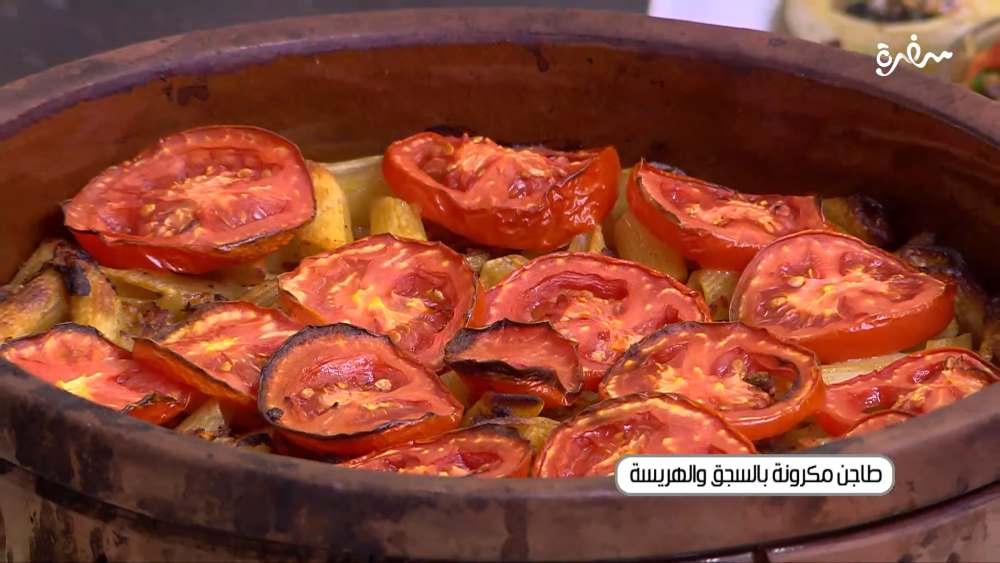 طاجن مكرونة بالسجق والهريسة