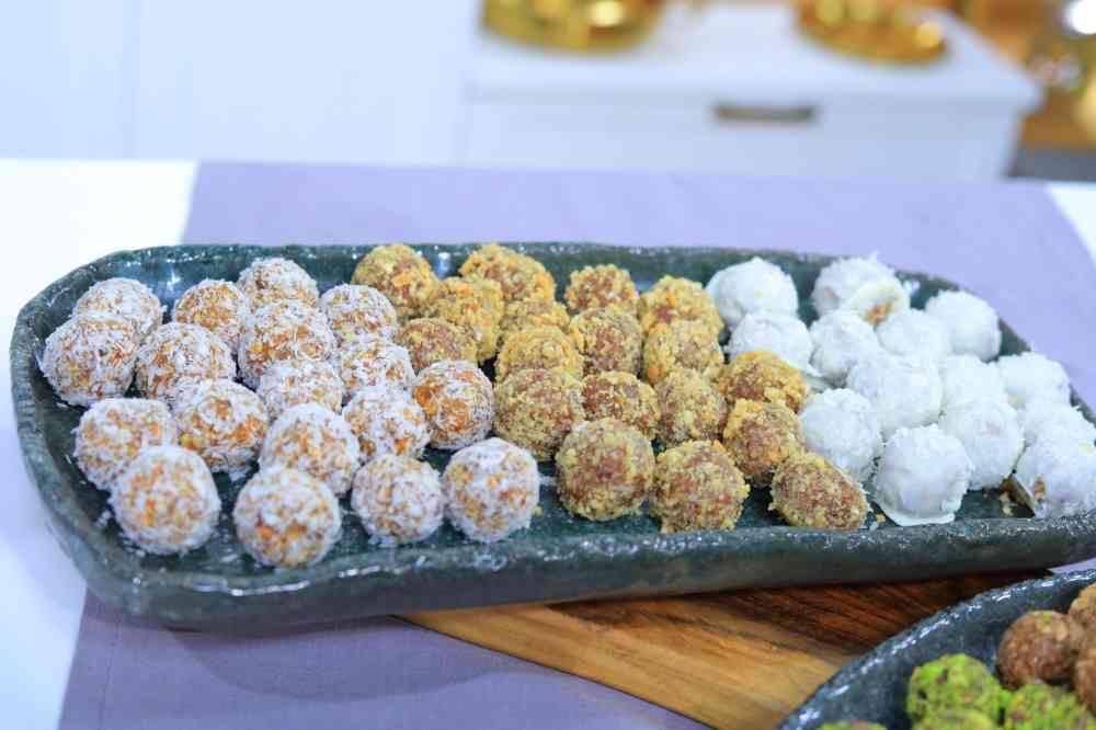 كرات الطاقة بطعم كيكة الجزر