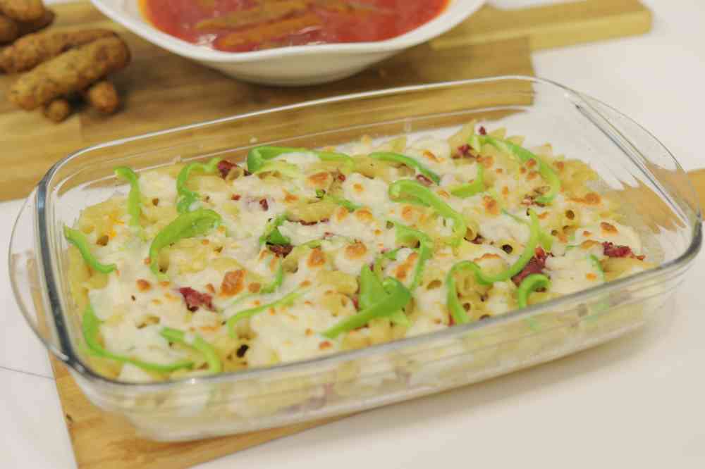 مكرونة بالبسطرمة والجبنة