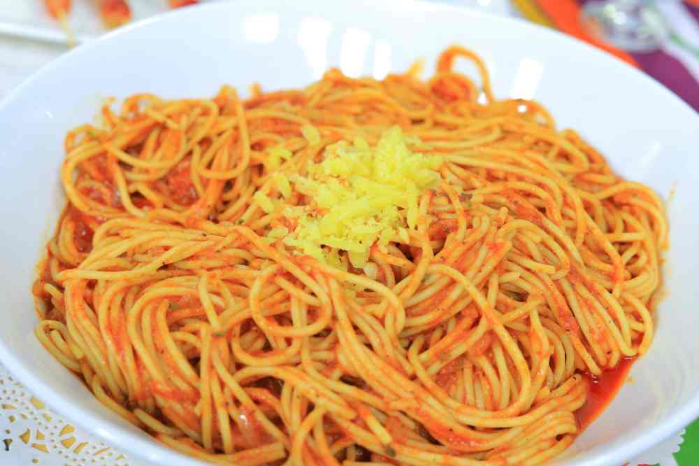 مكرونة بالصوص الأحمر