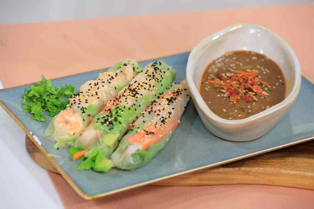 رولات الجمبري والخضار مع ورق الأرز