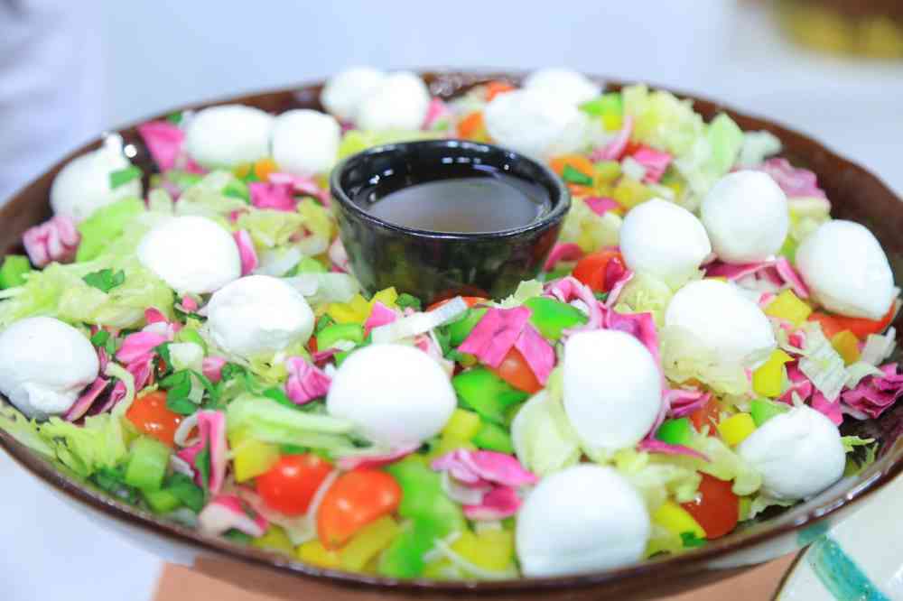 سلطة الموتزاريلا بالخضار