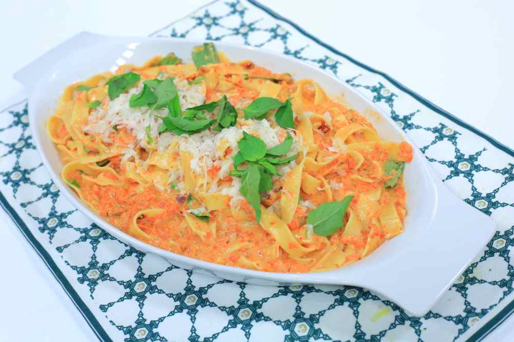 مكرونة بصوص الطماطم الكريمي
