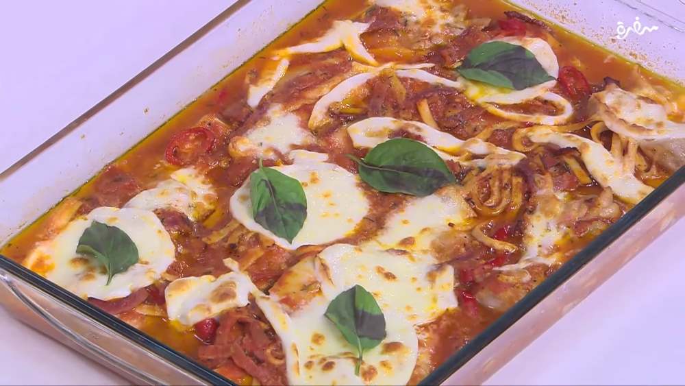 شيش الدجاج بصوص الطماطم والبيكون بالزعتر
