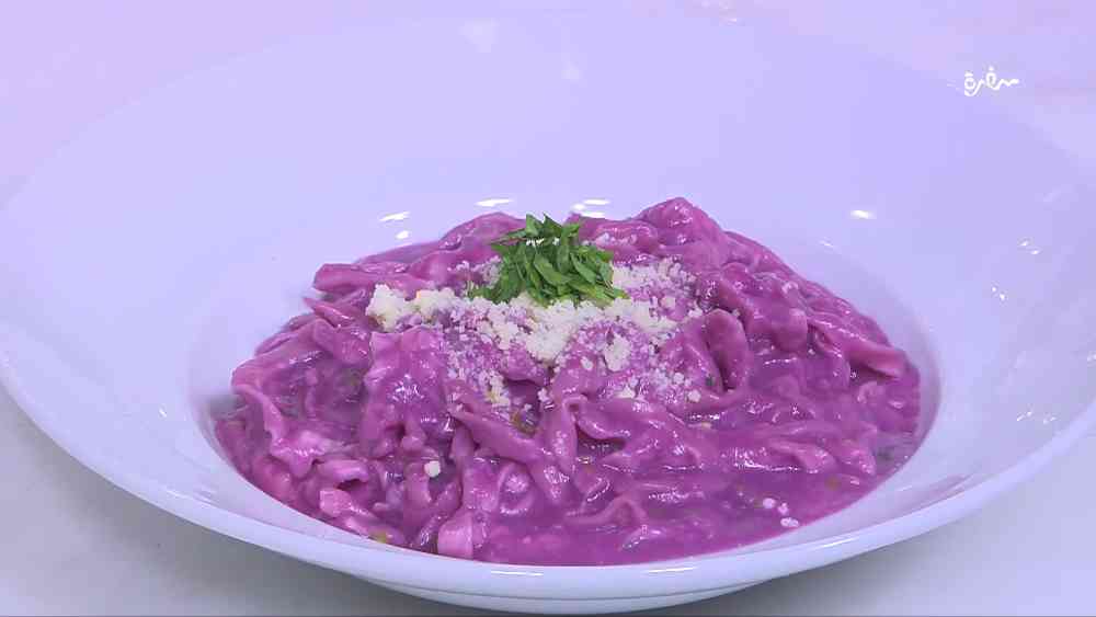 عجينة المكرونة باللون الوردي
