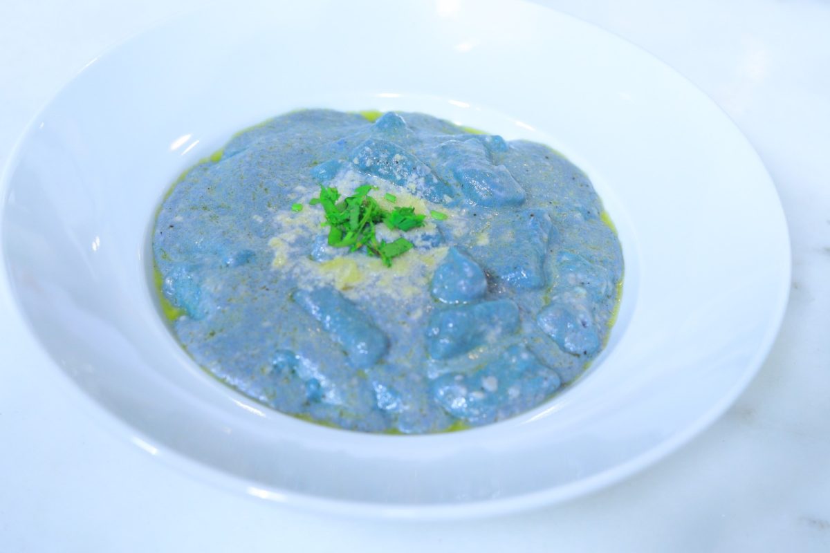 عجينة مكرونة بالكرنب الأحمر زرقاء اللون