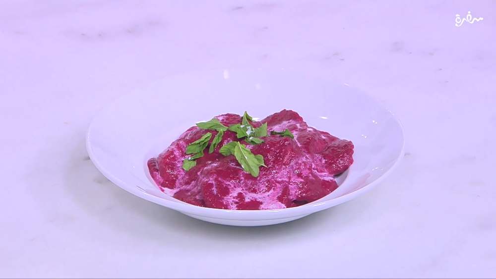 مكرونة بحشو الريكوتا و صوص البنجر