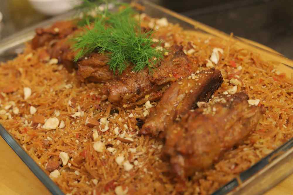 طاجن شعرية بالموزة