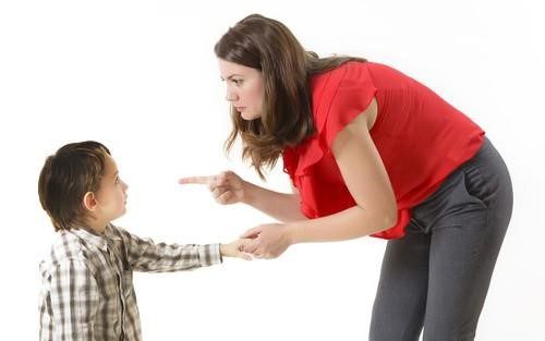 تتركين مزاجك يؤثر على علاقتك بطفلك