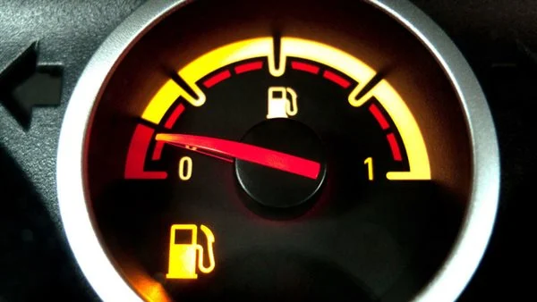 لمبة إنذار الوقود