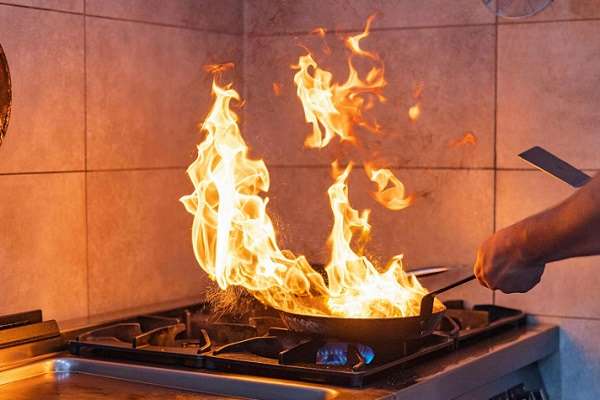 السيطرة على اشتعال زيت