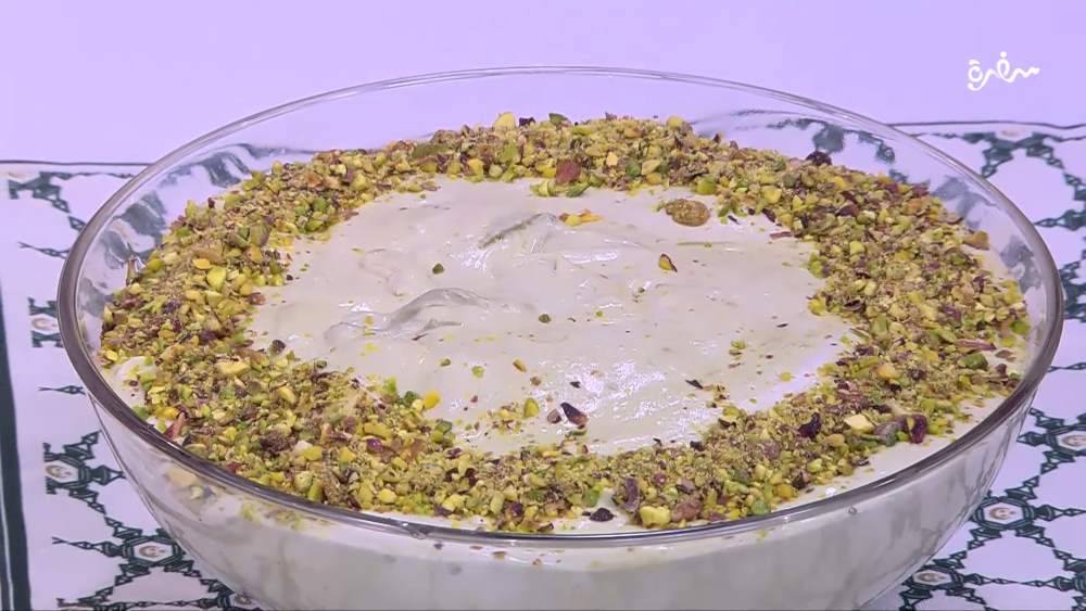 حلوى الفراولة بكريمة الفسدق