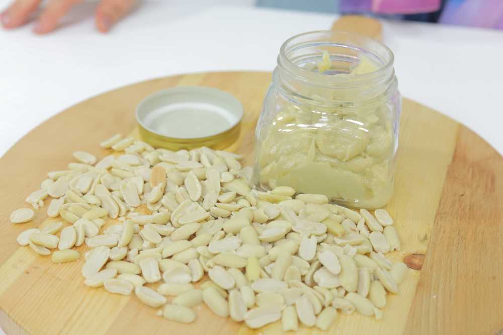 زبدة فول سوداني بالعسل الأبيض